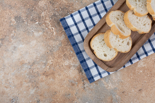 美味用桌布把面包片放在木盘上切片新鲜食品