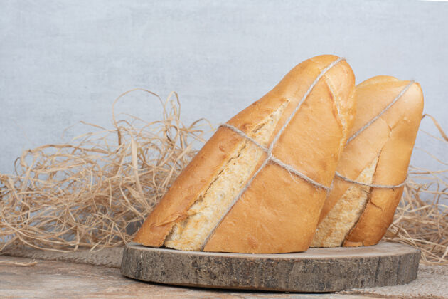 面包半切的面包用绳子绑在木片上面包皮脆的切的