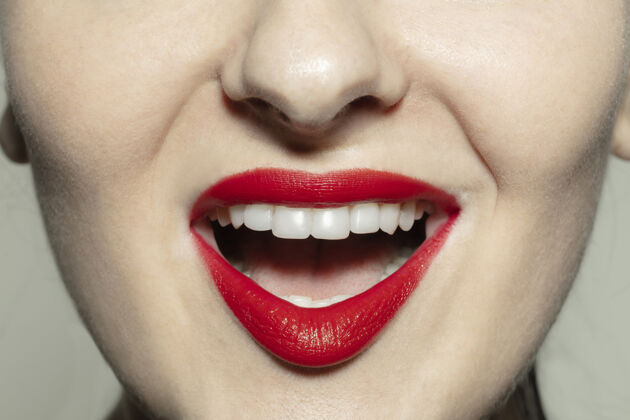 情感特写女性的嘴与明亮的红色光泽嘴唇嘴干净笑