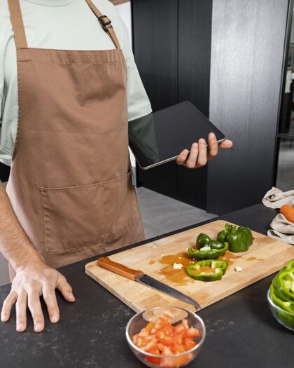 美食用平板电脑关上你的手烹饪配料食谱