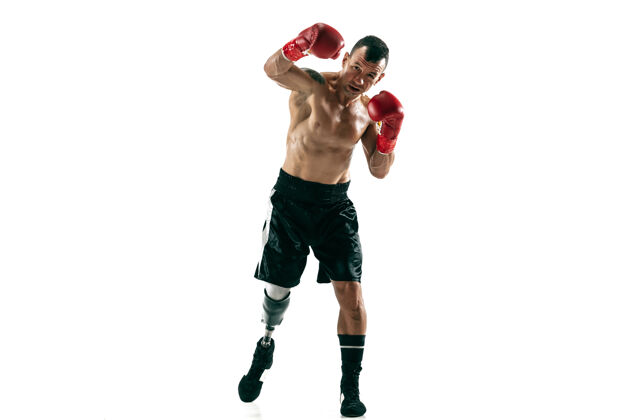 拳击带假肢的肌肉运动员的全长肖像健身房活跃自信