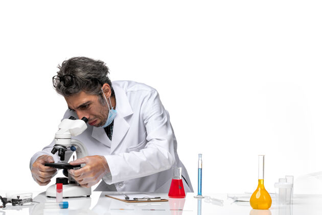 人正面图身着白色医疗套装的中年科学家固定显微镜医学科学化学