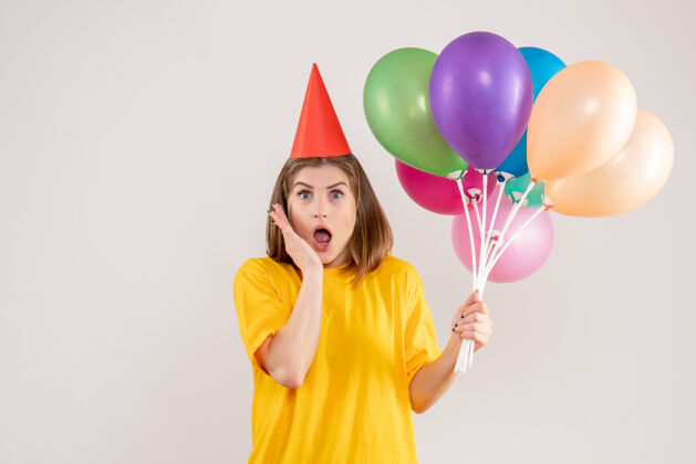 生日手持白色气球的年轻女子乐趣年轻女性庆祝