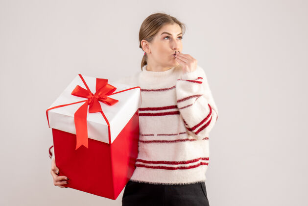 人年轻的女性拿着礼物在白色的盒子里盒子礼物礼物