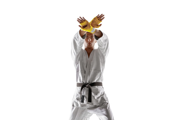 健康自信的韩国人穿着和服练习徒手格斗运动运动员空手道