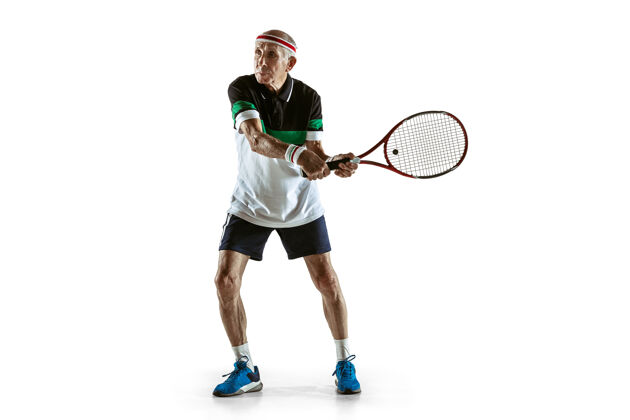 网球穿运动服的老人在白地上打网球男子运动比赛
