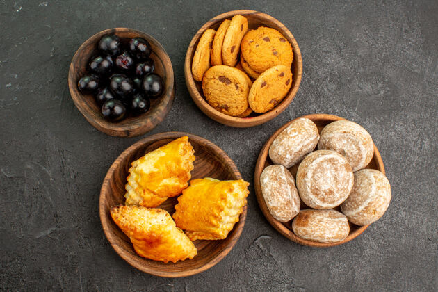 美味俯瞰美味的甜饼和饼干和橄榄在黑暗的表面甜饼派可食用坚果饼干视图