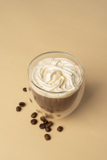 卡布奇诺加了奶油和咖啡的玻璃杯咖啡豆杯子芳香