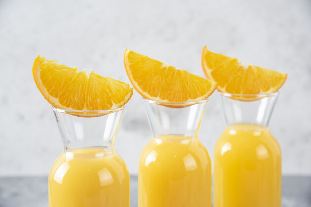 果汁在木制的砧板上放上一罐装有橙子片的果汁口味餐桌健康