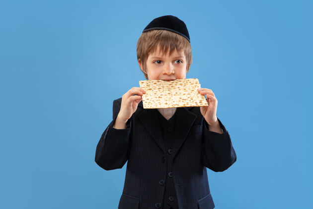 人一个年轻的东正教犹太男孩被隔离在蓝色墙上迎接逾越节的画像胡须滑稽托拉