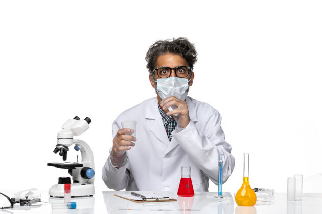 科学正面图穿着白色医疗服的中年科学家拿着烧瓶化学病毒外套