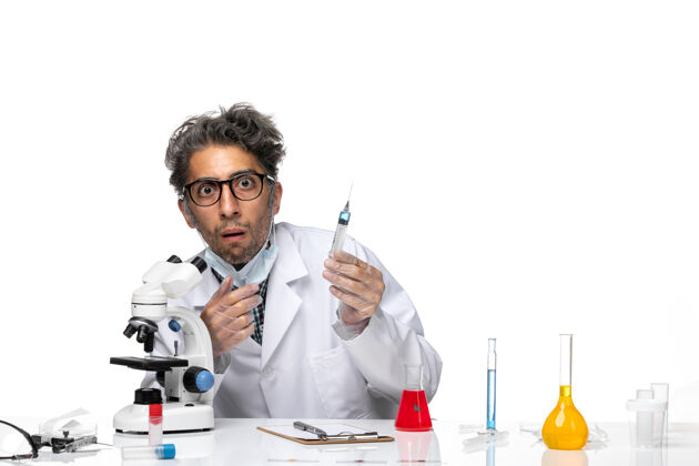 实验室正面图身着白色医疗服的中年科学家在准备注射药剂师病毒人
