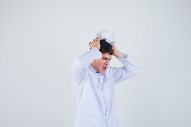 医疗年轻人手举头戴帽子 身穿白色制服 神情紧张前视图听诊器检疫护理