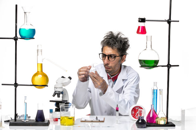 化学前视图穿着医疗服的男科学家正在用烧瓶工作实验室正面研究