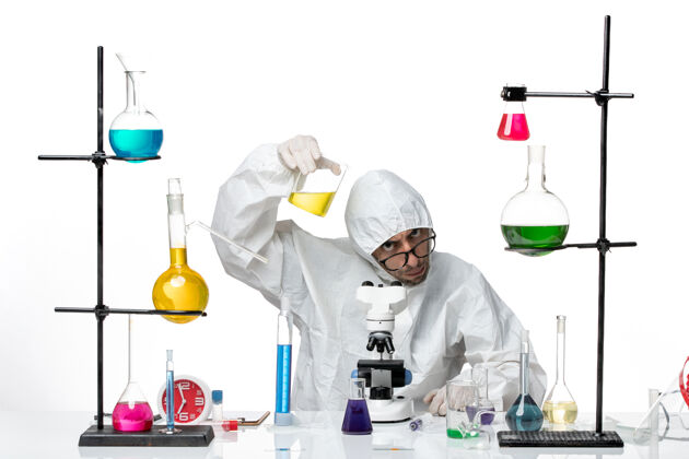 科学正面图穿着特殊防护服的男科学家拿着装有溶液的烧瓶实验室涂层化学特殊
