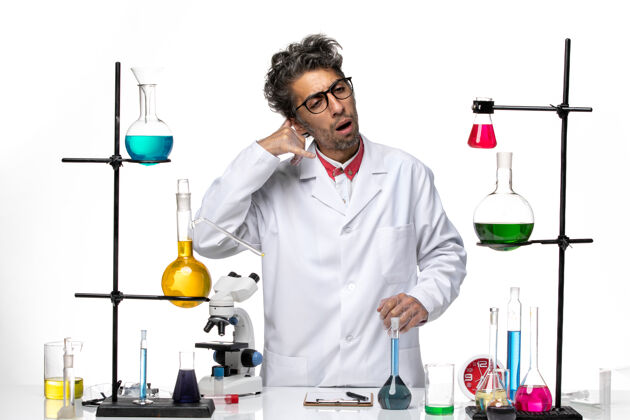 专业前视图穿着白色医疗服的男科学家站着摆姿势实验室男性病毒