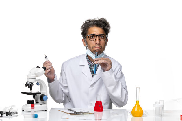 人正面图身着白色医疗服的中年科学家在准备注射研究实验室实验室