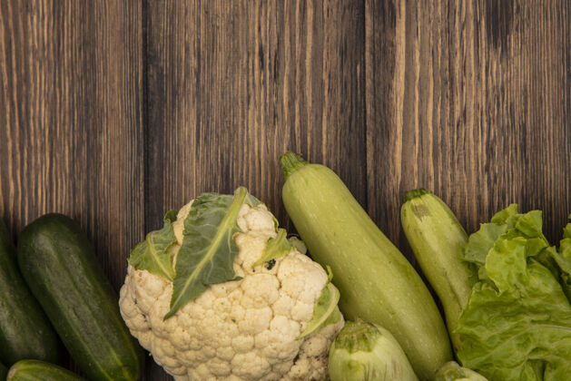 蔬菜健康蔬菜的俯视图 如西葫芦 黄瓜 莴苣 花椰菜和芹菜 隔离在木质墙壁上 留有复制空间芹菜农业农场