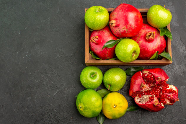 成熟顶视图新鲜石榴配上橘子和苹果 表面颜色较深 成熟的水果食物农产品苹果