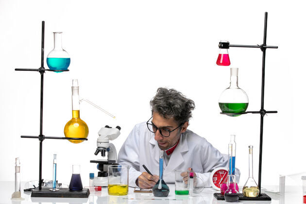 化学正面图身着医学服的男科学家在写笔记研究医学正面