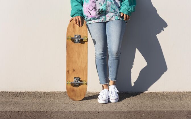 运动用滑板特写女人年轻人女人溜冰