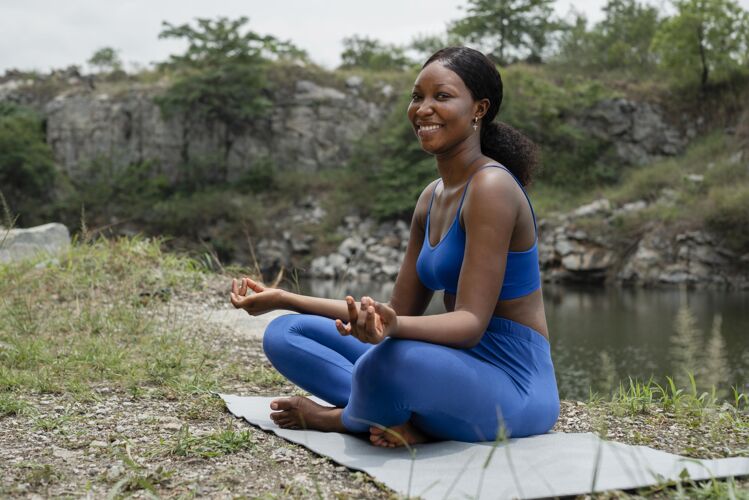 姿势在户外教瑜伽姿势的女人健康放松瑜伽