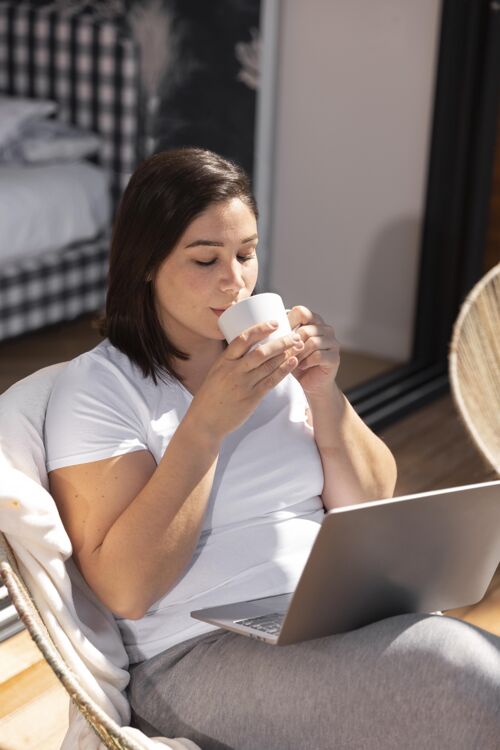 肖像女人在家用笔记本电脑美丽笔记本电脑咖啡杯