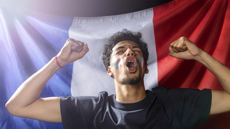 足球比赛手持法国国旗的啦啦队队员的正面图足球比赛足球比赛平