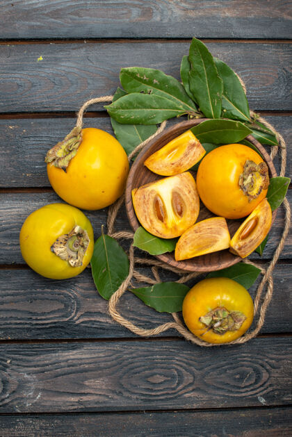黄色俯瞰木质质朴的餐桌上新鲜甜美的柿子 品尝成熟的水果木质食物味道