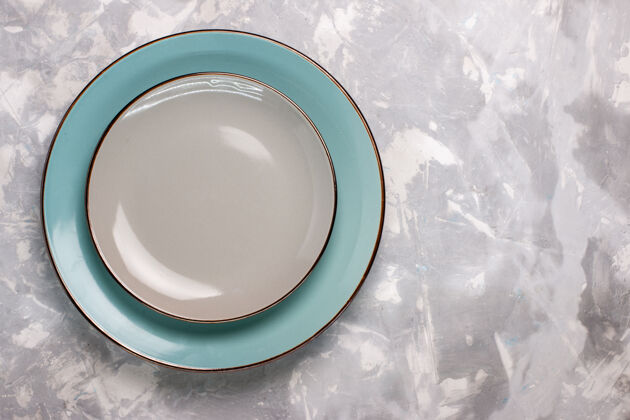 搅拌碗白色桌子上用玻璃制成的空盘子的俯视图杯子桌子盘子