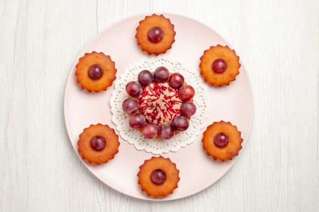草莓顶视图美味的蛋糕与葡萄内盘上的白色水果甜点蛋糕美味的蛋糕浆果蛋糕