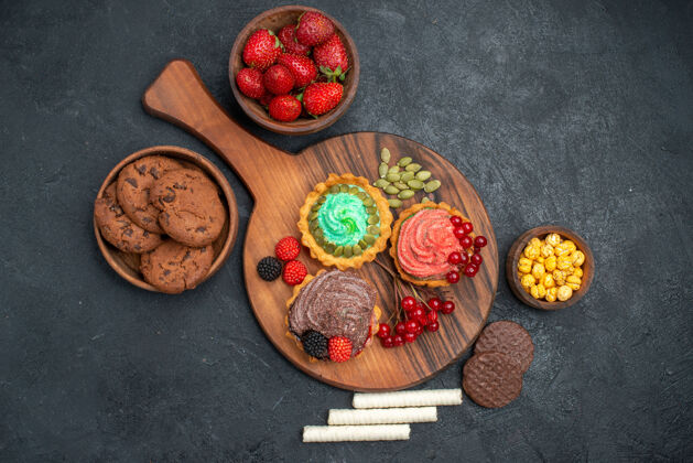 饼干顶视图新鲜草莓饼干和蛋糕上的黑表糖饼干蛋糕美味盘子甜点