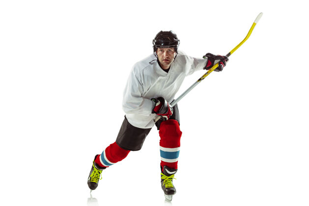 装备冰球场上的年轻男子冰球运动员 背景为白色背景休息溜冰