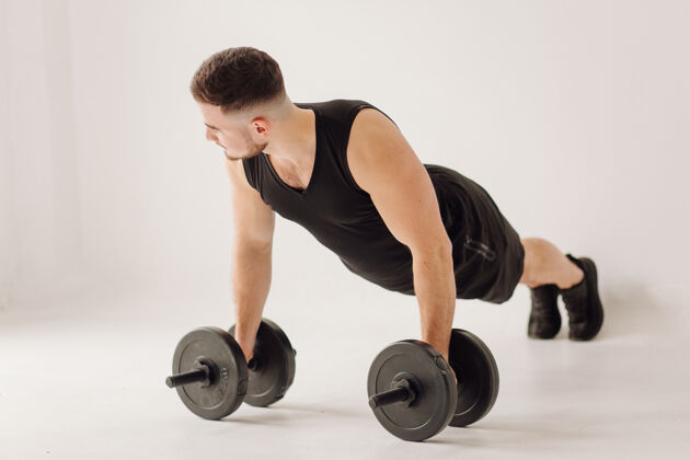 运动员运动的年轻人在家锻炼 男人在训练 在举重前热身成人力量强壮