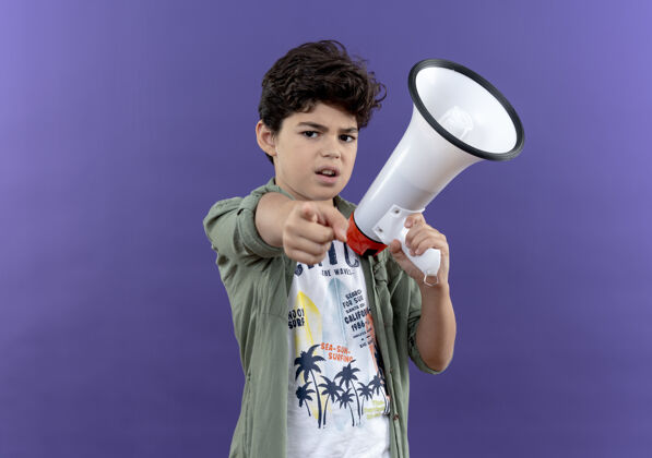 喇叭自信的小男生拿着扩音器 点着紫色的隔离墙尖小男孩墙