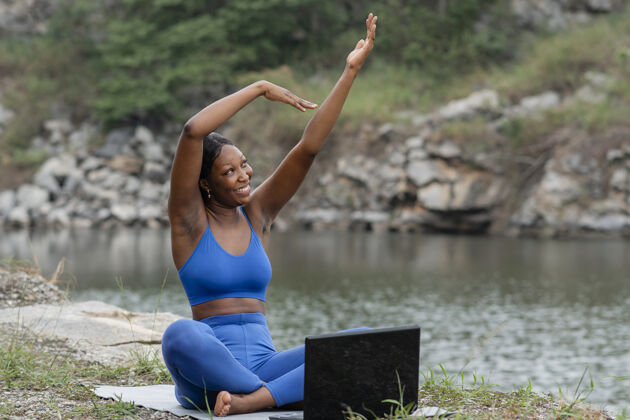 生活方式在网上教瑜伽的女人女人内心平静心灵