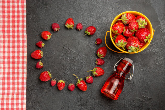 浆果顶视图新鲜的红色草莓放在深色的桌子上水果浆果色的覆盆子新鲜的红色草莓食品香草