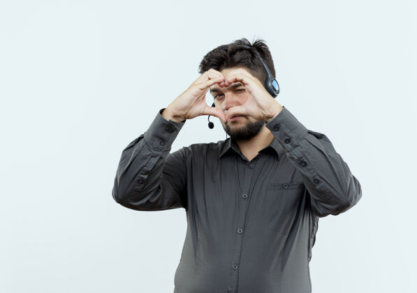 男人戴着耳机的呼叫中心年轻人在白色屏幕上显示出孤立的心脏姿势年轻心中心