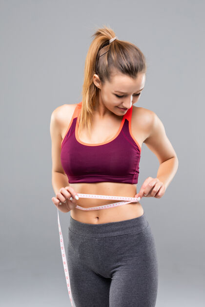 女人健身女士测量她的身体减肥概念脂肪团措施形状