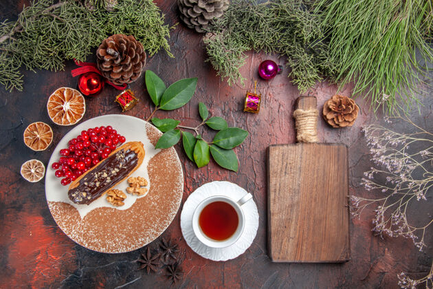 健康俯瞰美味的巧克力 茶和浆果放在深色的桌子上 馅饼甜点黑甜点茶