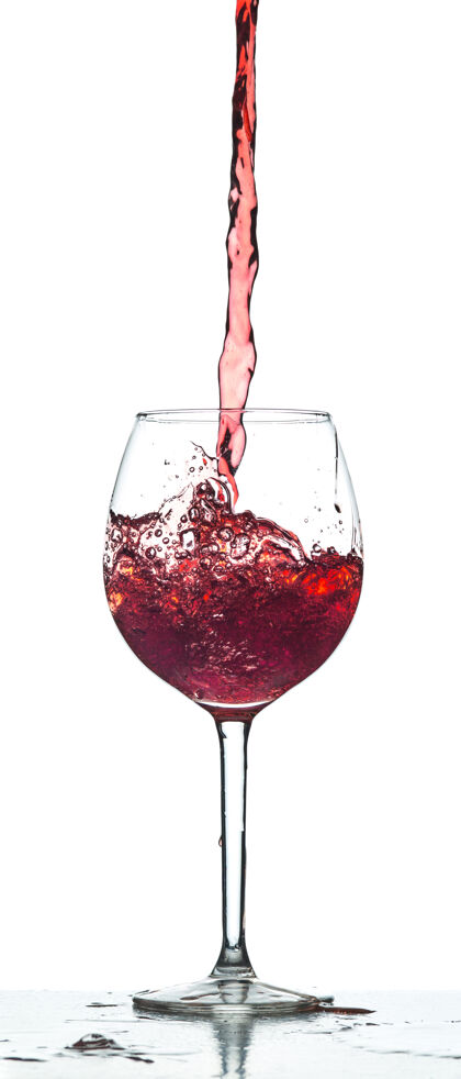 赤霞珠红酒洒在白色背景上果汁运动生活