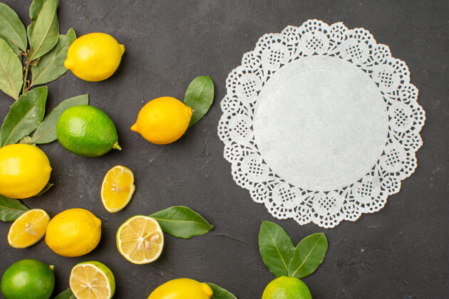 背景顶视图新鲜柠檬酸水果在黑暗的桌子上酸橙柑橘类水果柠檬色水果健康