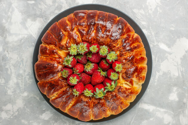 美味白色表面有新鲜的红色草莓的美味草莓派俯视图餐可食用的水果美味