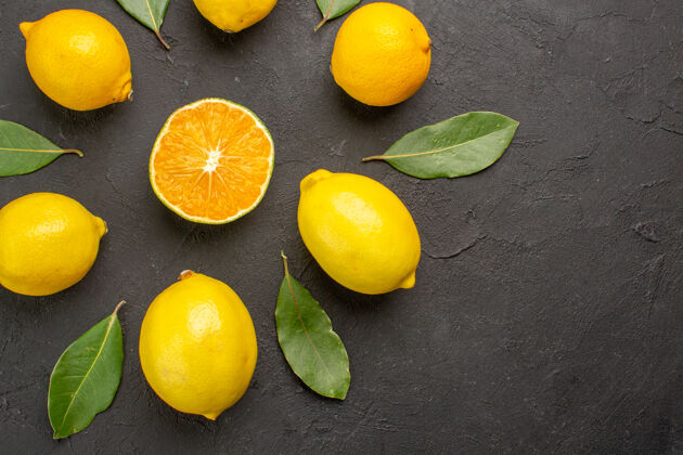 黄色顶视图新鲜的酸柠檬衬在一张深色的桌子上柑橘黄色的水果柑橘水果柠檬