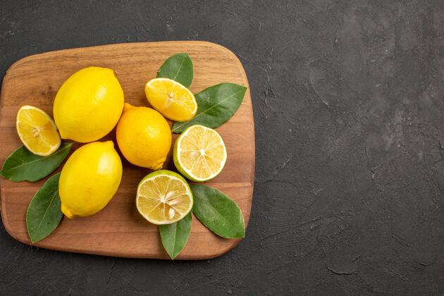 柠檬在深灰色的桌子上俯瞰新鲜柠檬酸水果柑橘酸橙酸健康新鲜柠檬