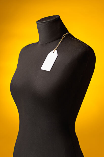 胸围空假人 挂在纽扣孔上的销售价格标签购物和销售概念空价格质量