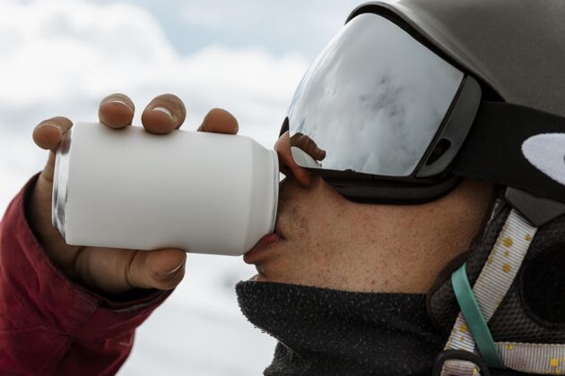户外特写滑雪运动员喝苏打水寒冷雪季节
