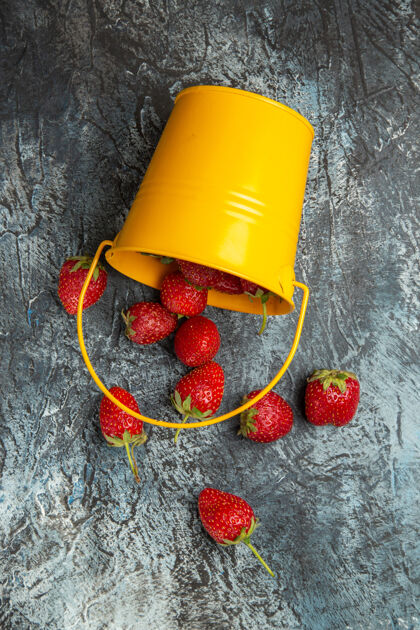 顶部顶视图新鲜草莓在篮子里放在深色的桌子上颜色浆果维生素篮子浆果新鲜草莓