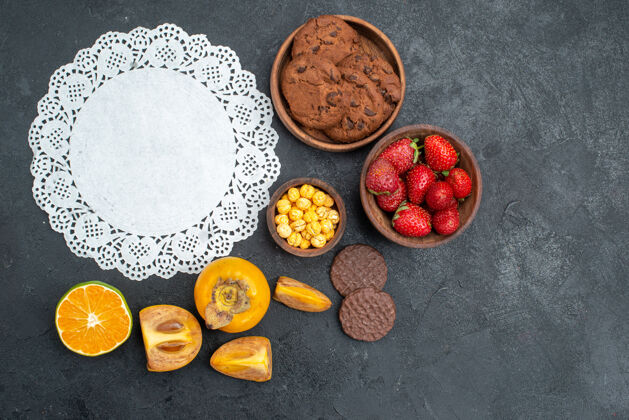 零食顶视图甜饼和水果在黑暗的桌子甜饼健康种子饼干