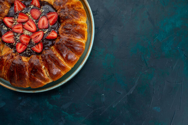 曲奇蓝色桌子上草莓派和果酱以及新鲜草莓的俯视图烘焙糕点美味